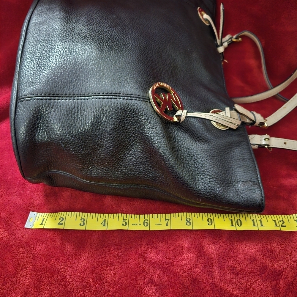 Michael Kors Jet Set Black Leather Tote - Picture 6 of 15
